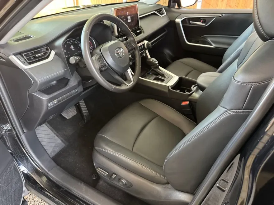 2025 Toyota RAV4 XLE Premium photo 1