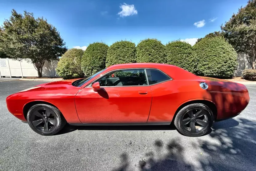 2015 Dodge Challenger SXT photo 1