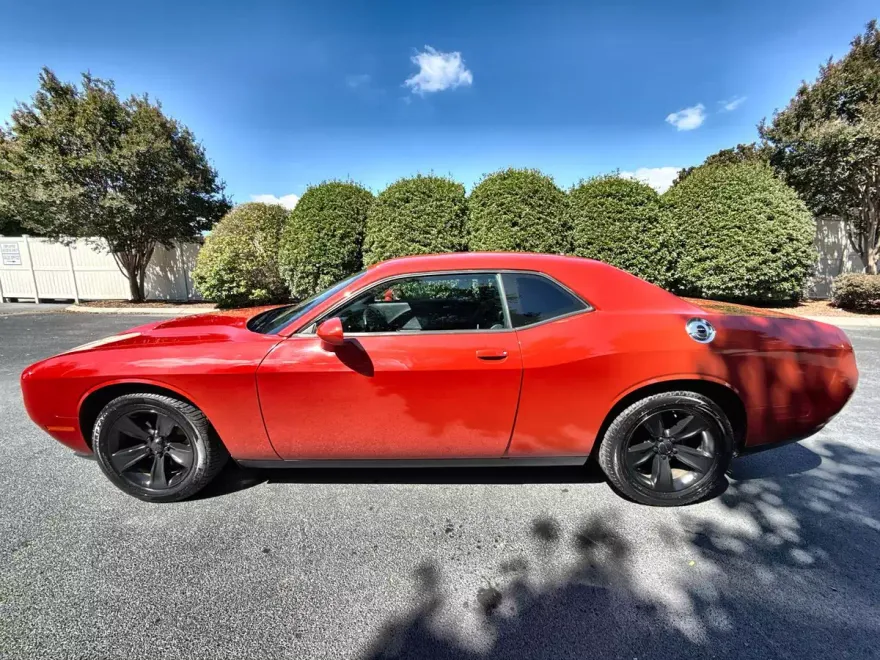 2015 Dodge Challenger SXT photo 1