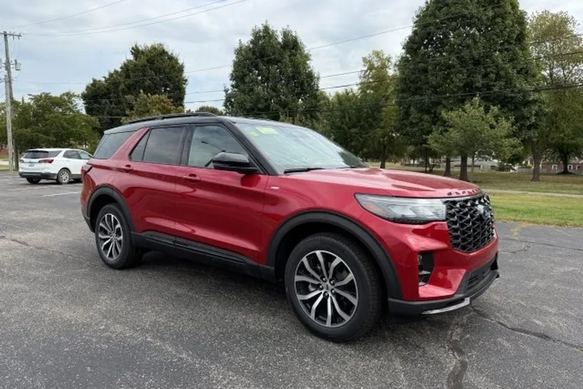 2025 Ford Explorer ST-Line photo 1