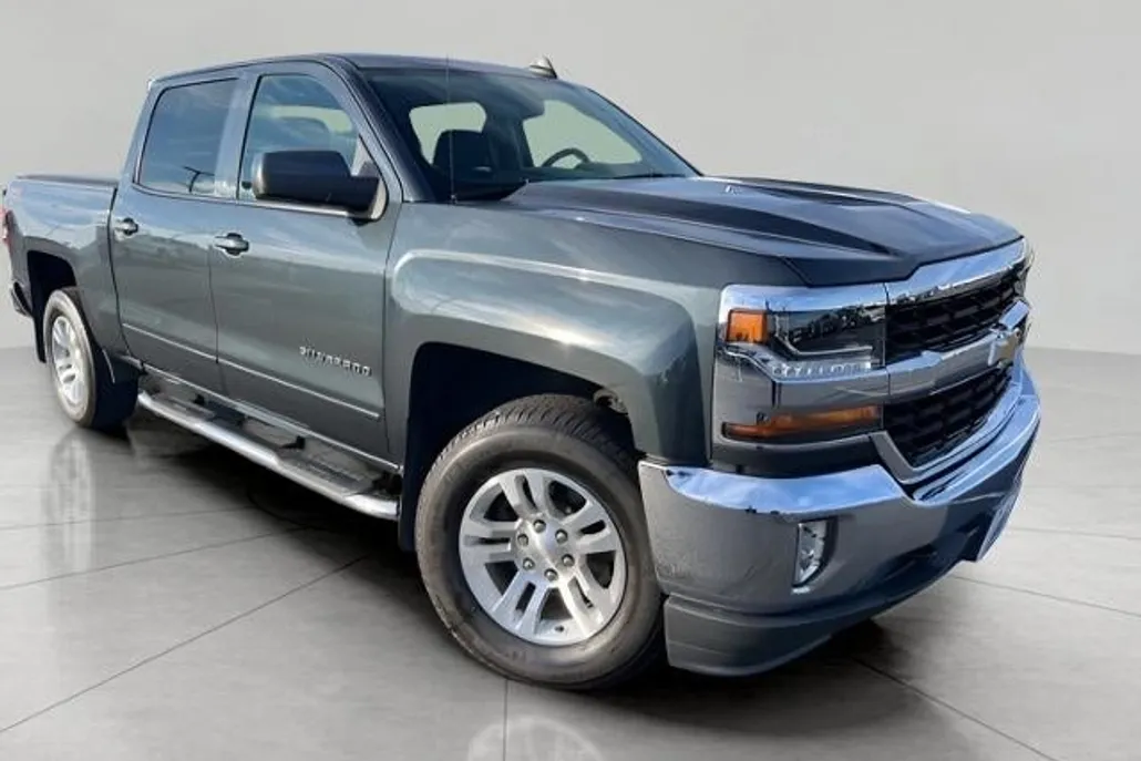 2018 Chevrolet Silverado LT photo 1