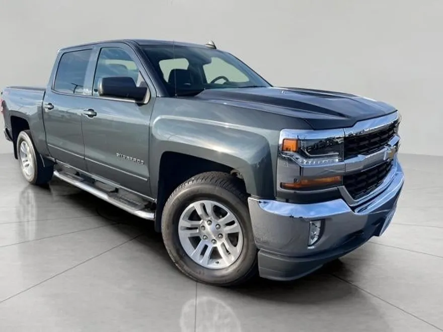 2018 Chevrolet Silverado LT photo 1