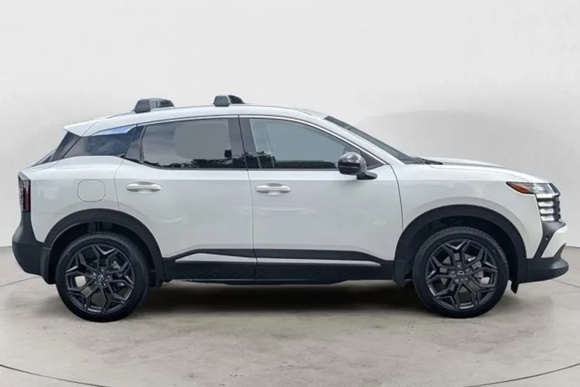 2026 Nissan Kicks SR photo 1