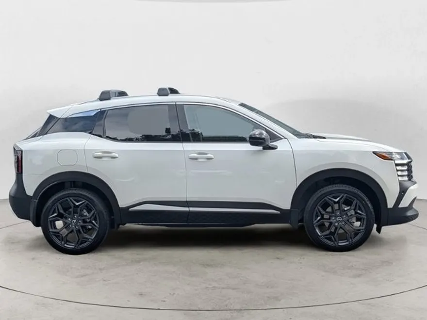 2026 Nissan Kicks SR photo 1