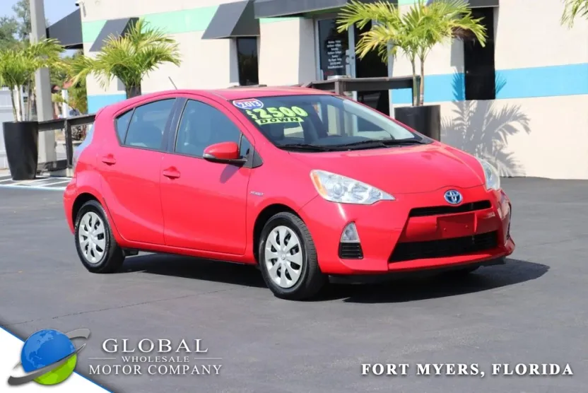2013 Toyota Prius C photo 1