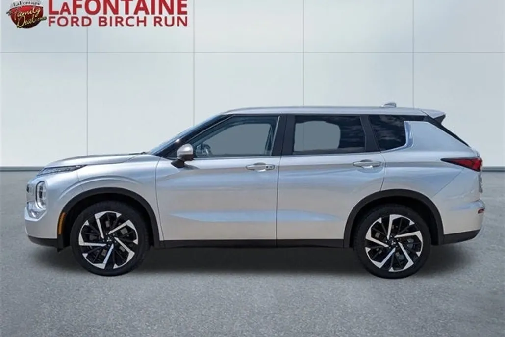 2023 Mitsubishi Outlander SE photo 1