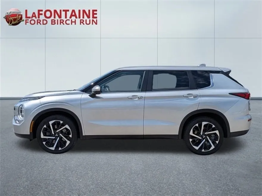 2023 Mitsubishi Outlander SE photo 1