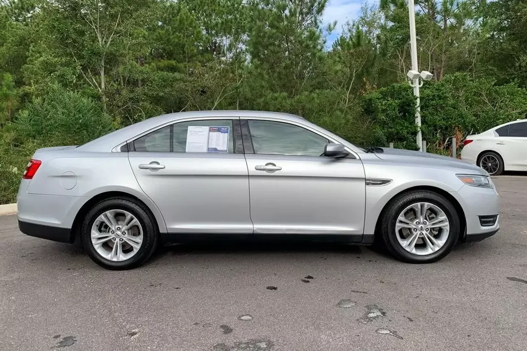 2016 Ford Taurus SEL photo 1