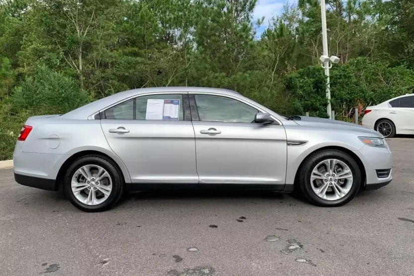 2016 Ford Taurus SEL photo 1