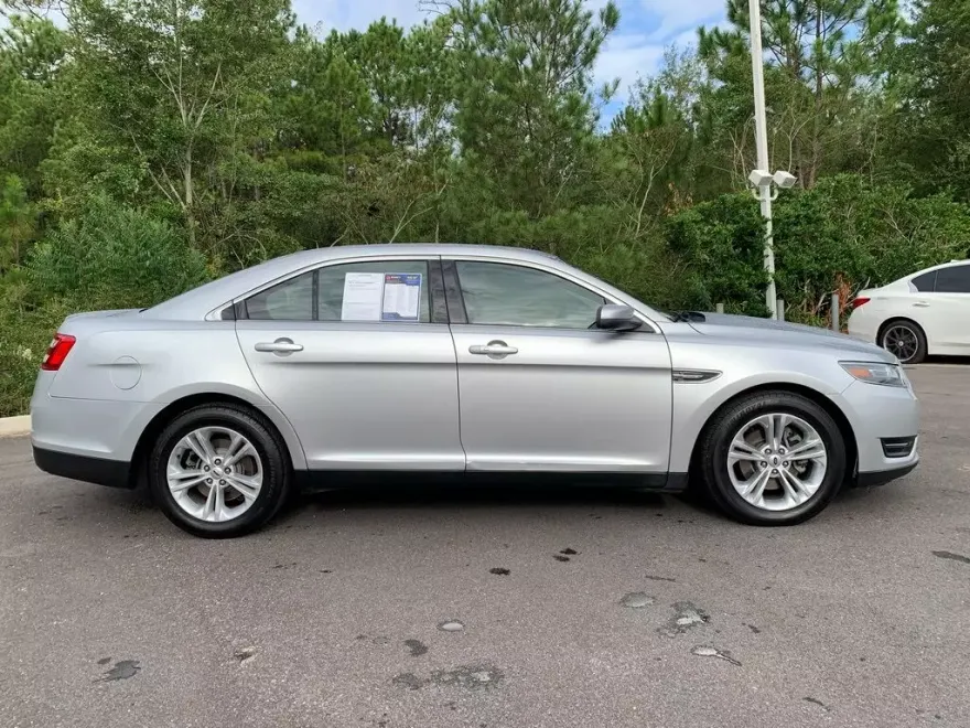 2016 Ford Taurus SEL photo 1