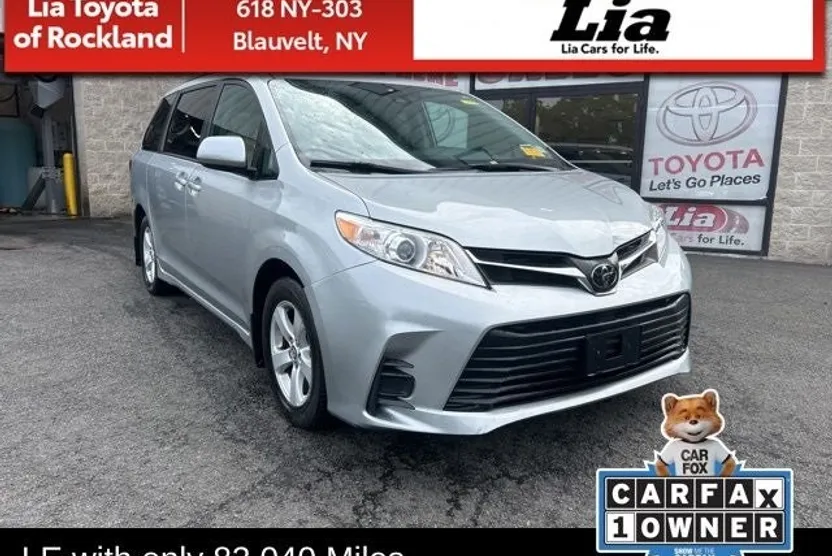 2020 Toyota Sienna LE photo 1