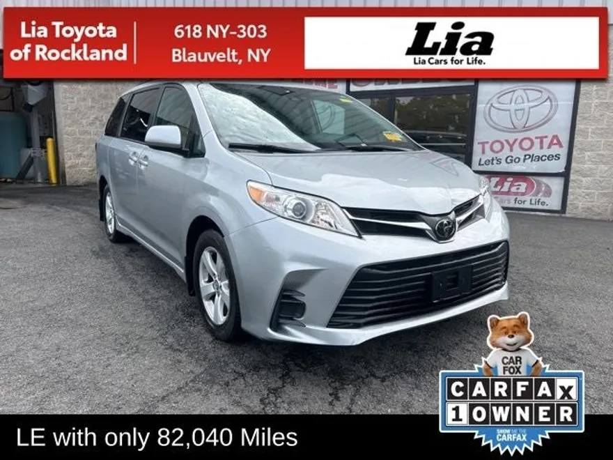 2020 Toyota Sienna LE photo 1