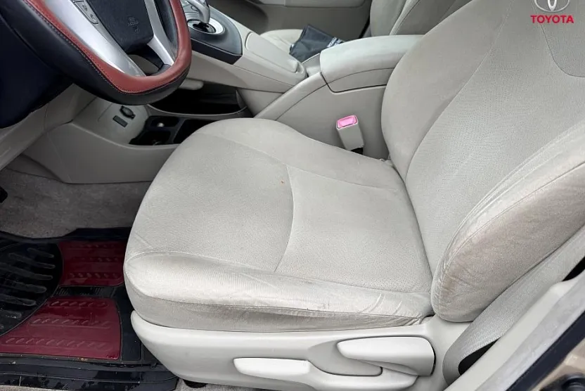 2010 Toyota Prius Three photo 1