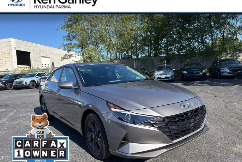 2023 Hyundai Elantra SEL photo 1