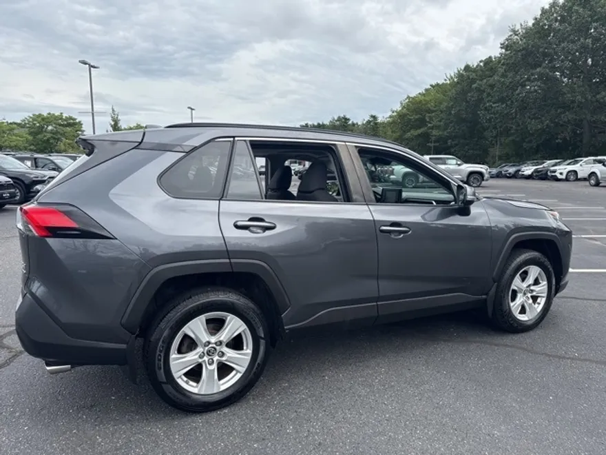 2019 Toyota RAV4 XLE photo 1
