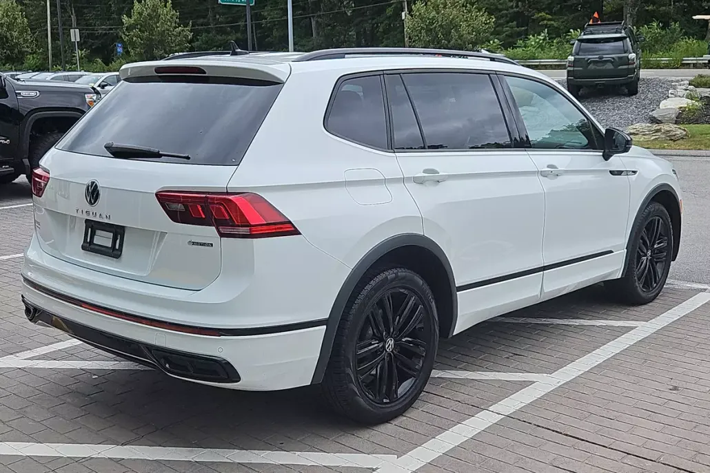 2022 Volkswagen Tiguan SE R-Line Black photo 1
