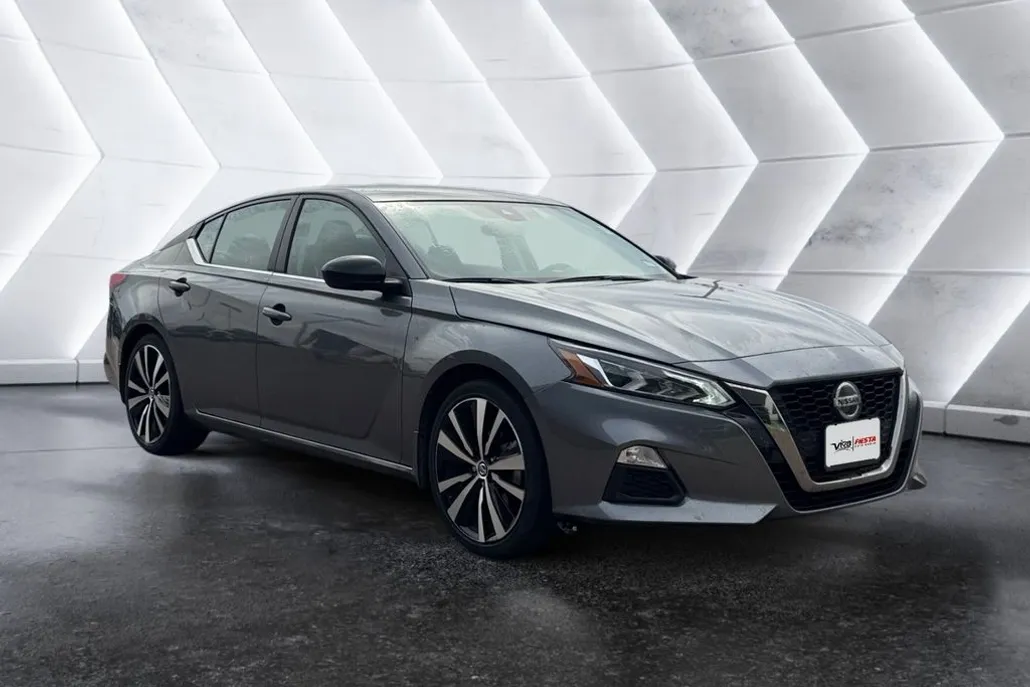 2022 Nissan Altima 2.5 SR photo 1