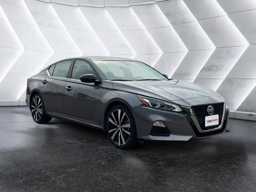 2022 Nissan Altima 2.5 SR photo 1