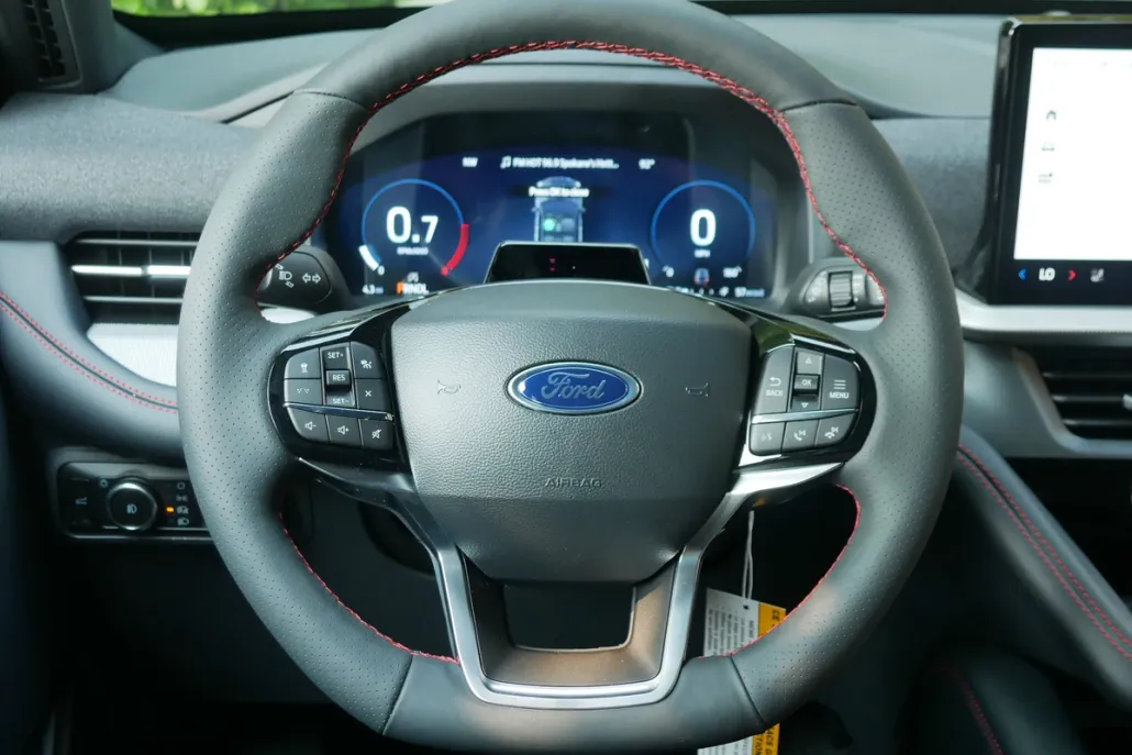 2025 Ford Explorer ST-Line photo 1