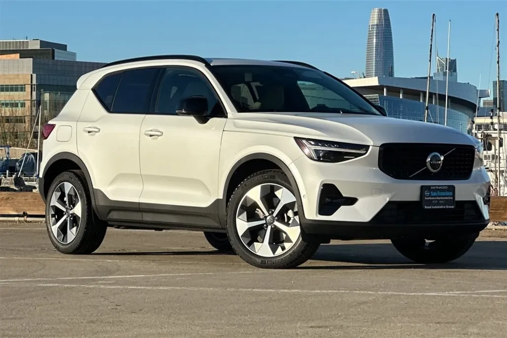 2025 Volvo XC40 Plus photo 1