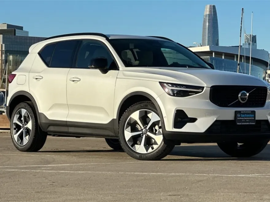 2025 Volvo XC40 Plus photo 1