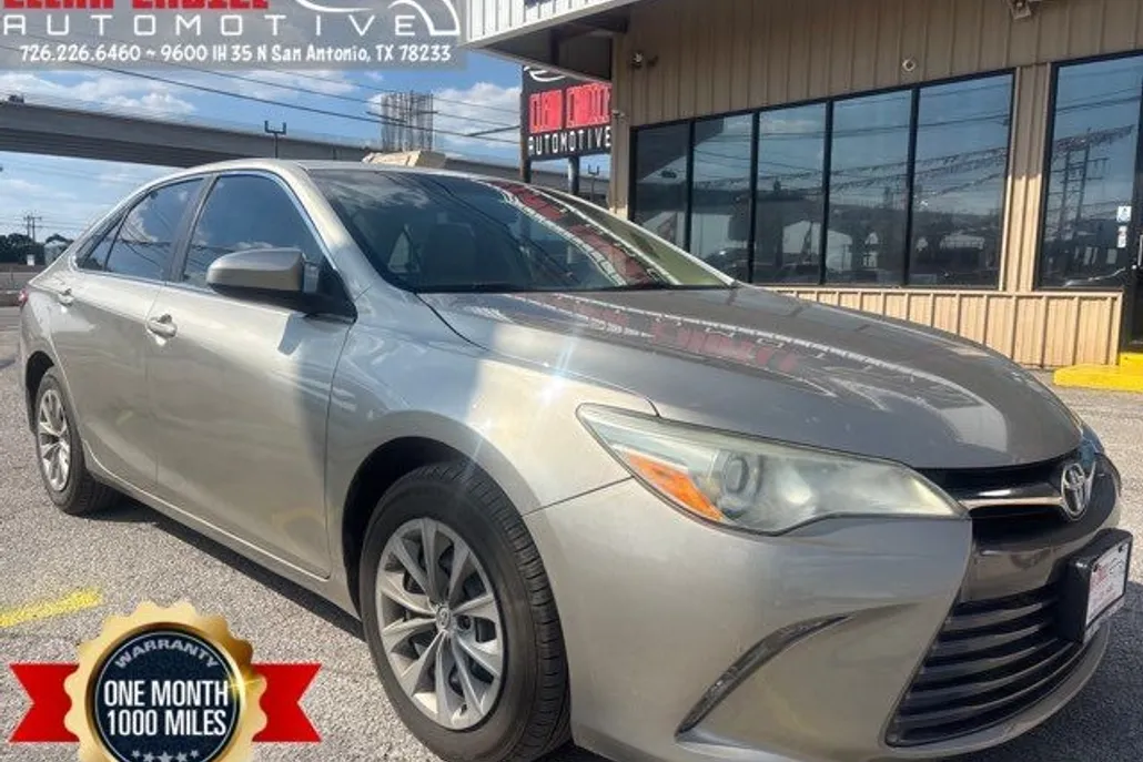 2016 Toyota Camry LE photo 1