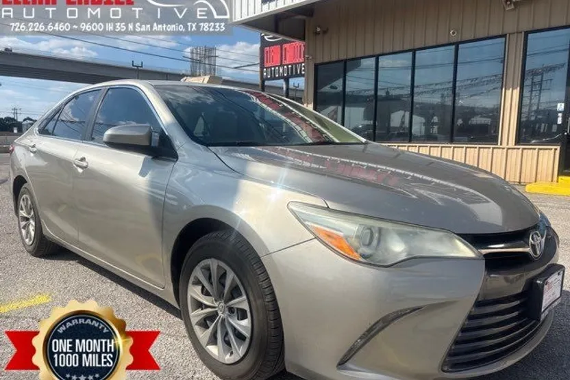 2016 Toyota Camry LE photo 1
