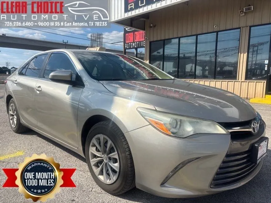 2016 Toyota Camry LE photo 1