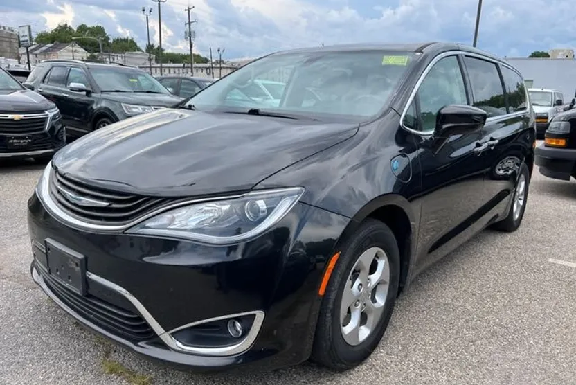 2017 Chrysler Pacifica Hybrid Touring Plus photo 1