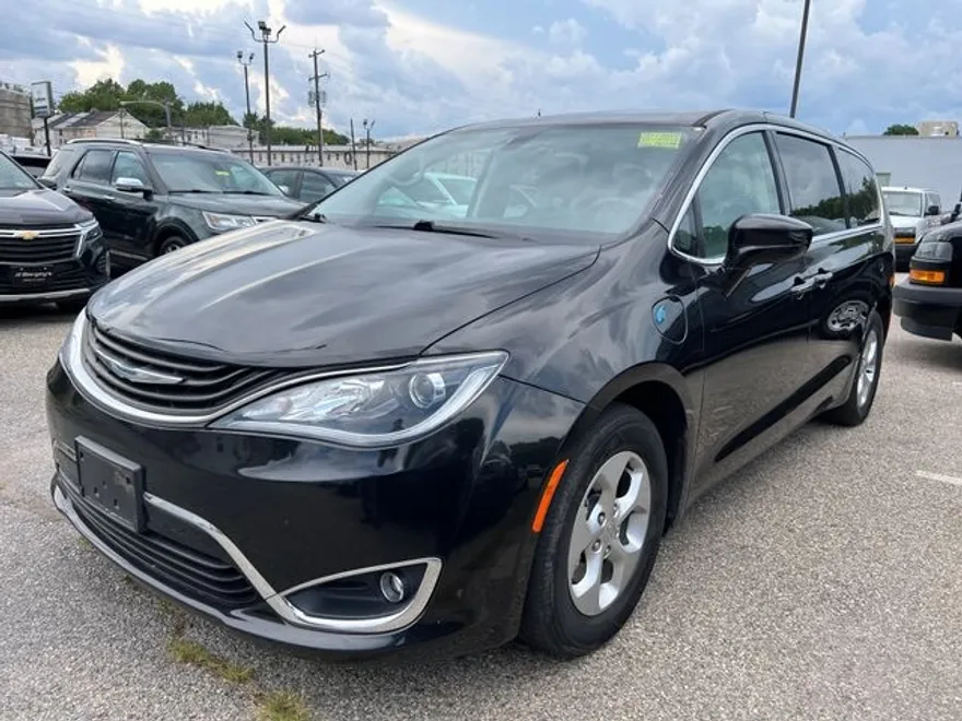 2017 Chrysler Pacifica Hybrid Touring Plus photo 1