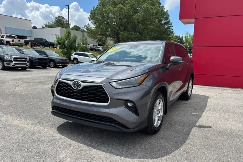 2024 Toyota Highlander LE photo 1