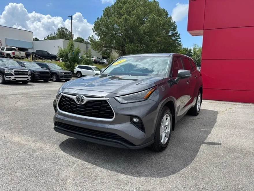 2024 Toyota Highlander LE photo 1