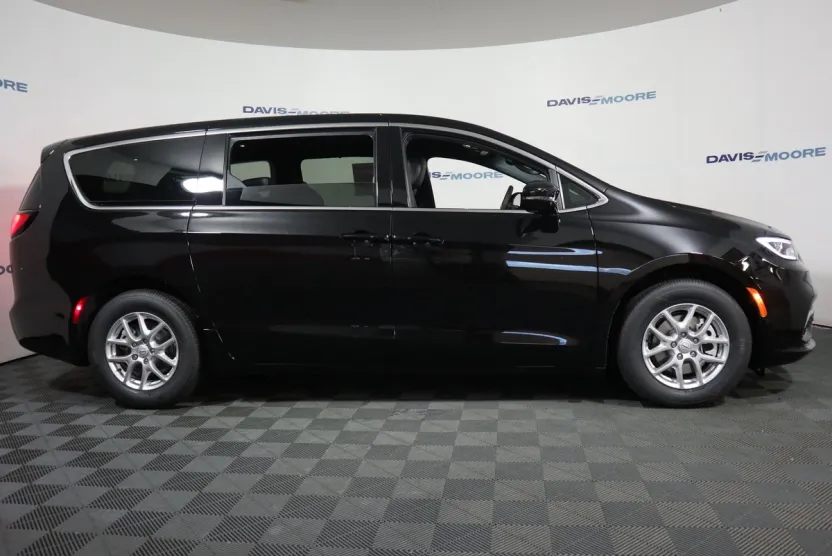 2026 Chrysler Pacifica photo 1