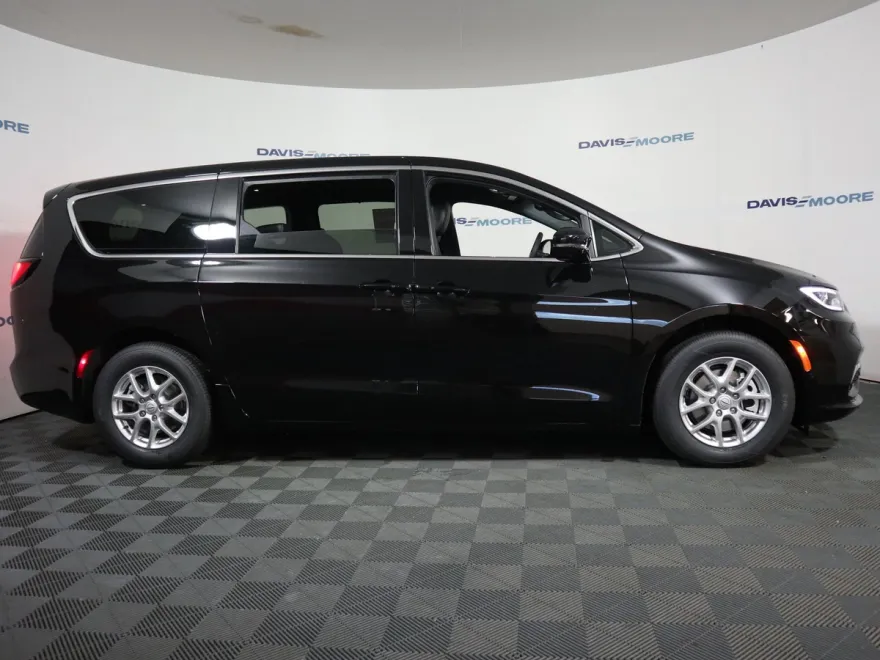 2026 Chrysler Pacifica photo 1