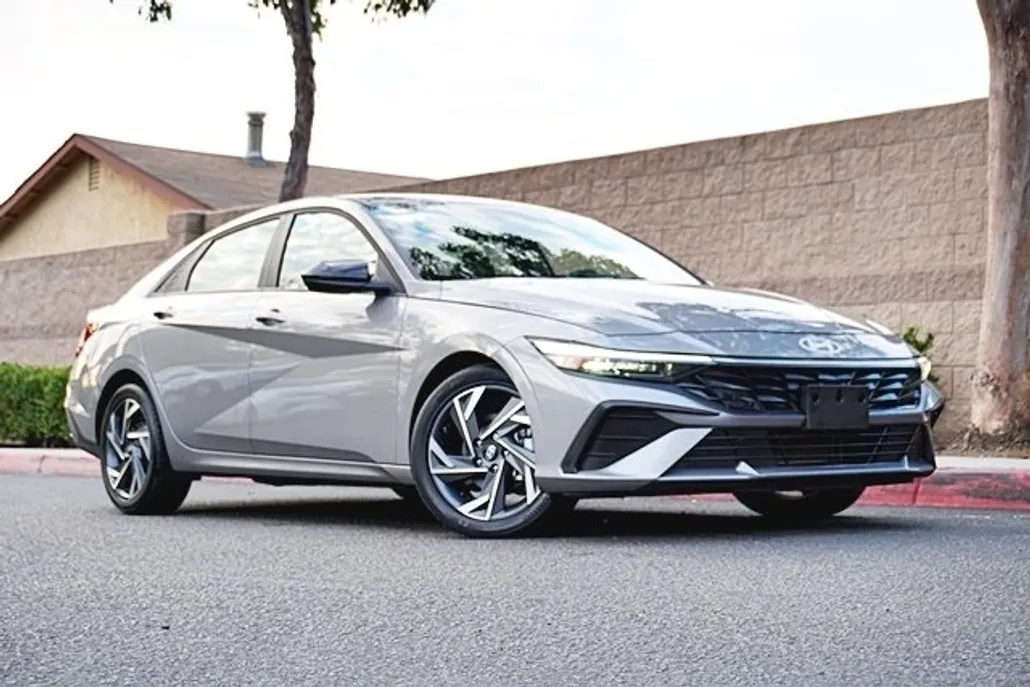 2025 Hyundai Elantra SEL Sport photo 1