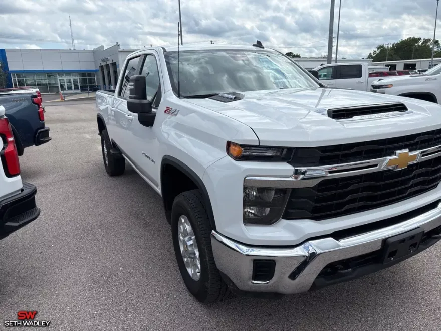 2024 Chevrolet Silverado 2500HD LT photo 1