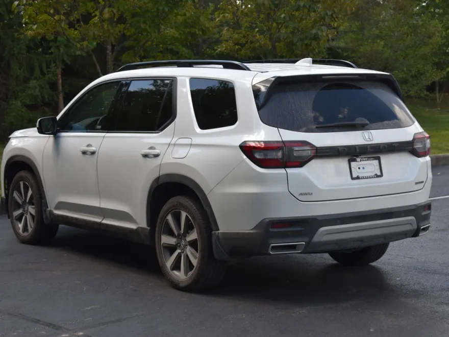 2024 Honda Pilot Touring photo 1
