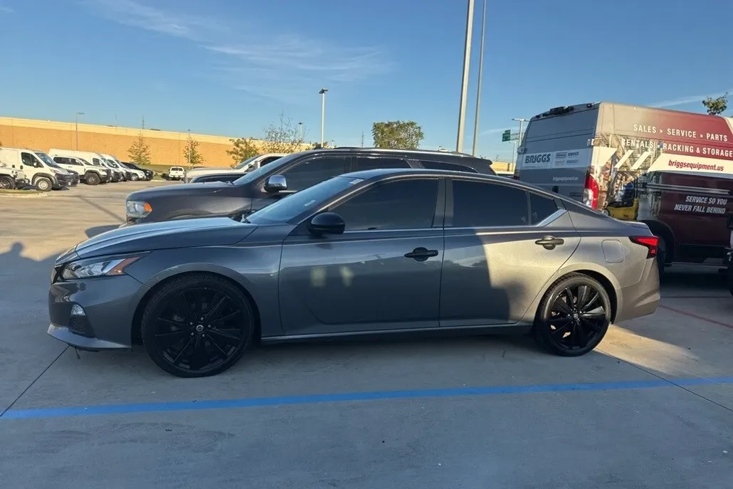2019 Nissan Altima 2.5 SR photo 1