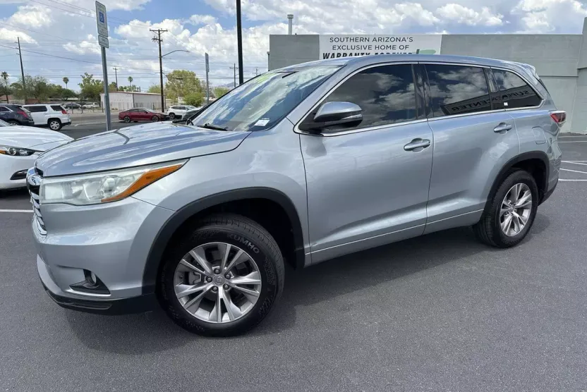 2015 Toyota Highlander LE photo 1