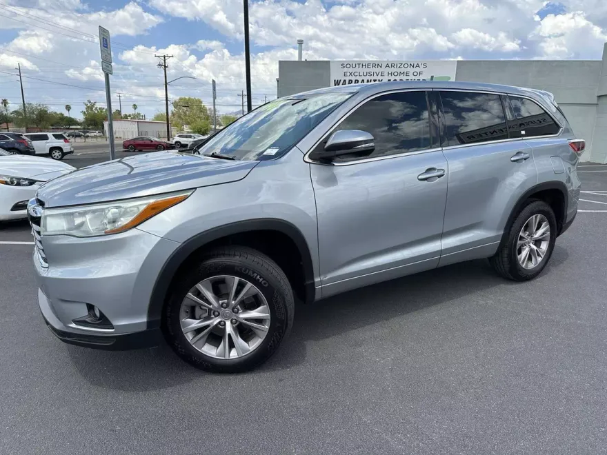 2015 Toyota Highlander LE photo 1