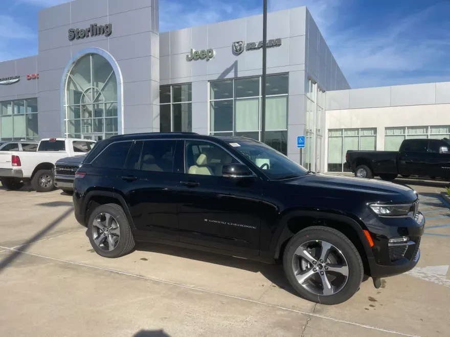 2024 Jeep Cherokee 4xe photo 1