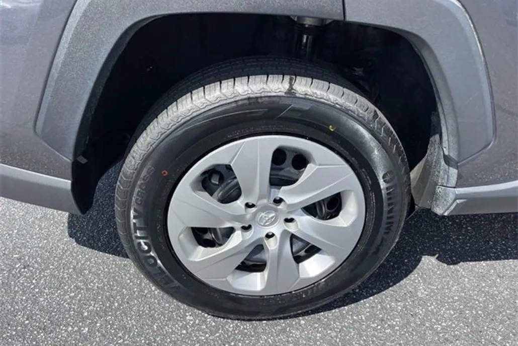 2022 Toyota RAV4 LE photo 1