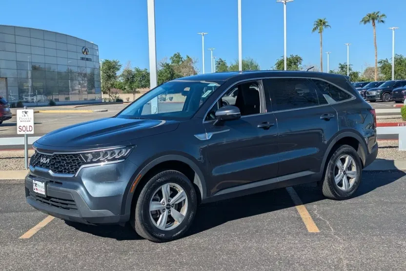 2023 Kia Sorento LX photo 1