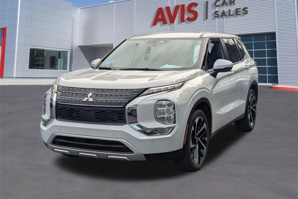 2024 Mitsubishi Outlander SE photo 1
