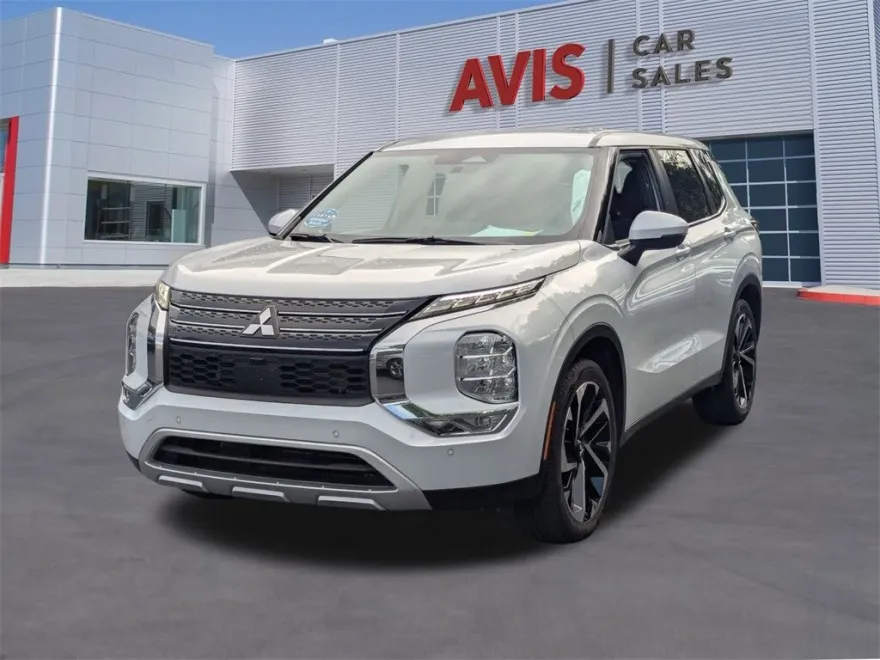 2024 Mitsubishi Outlander SE photo 1