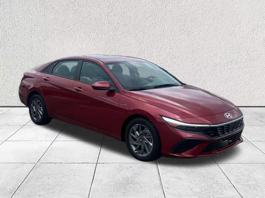 2024 Hyundai Elantra SEL photo 1