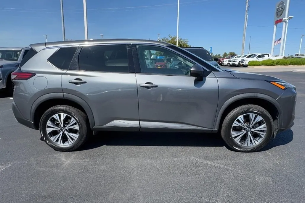 2021 Nissan Rogue SV photo 1