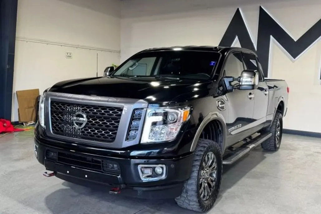 2016 Nissan Titan Crew Cab Platinum Reserve photo 1