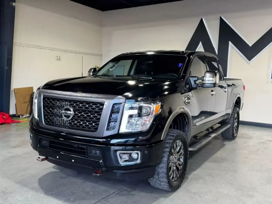 2016 Nissan Titan Crew Cab Platinum Reserve photo 1