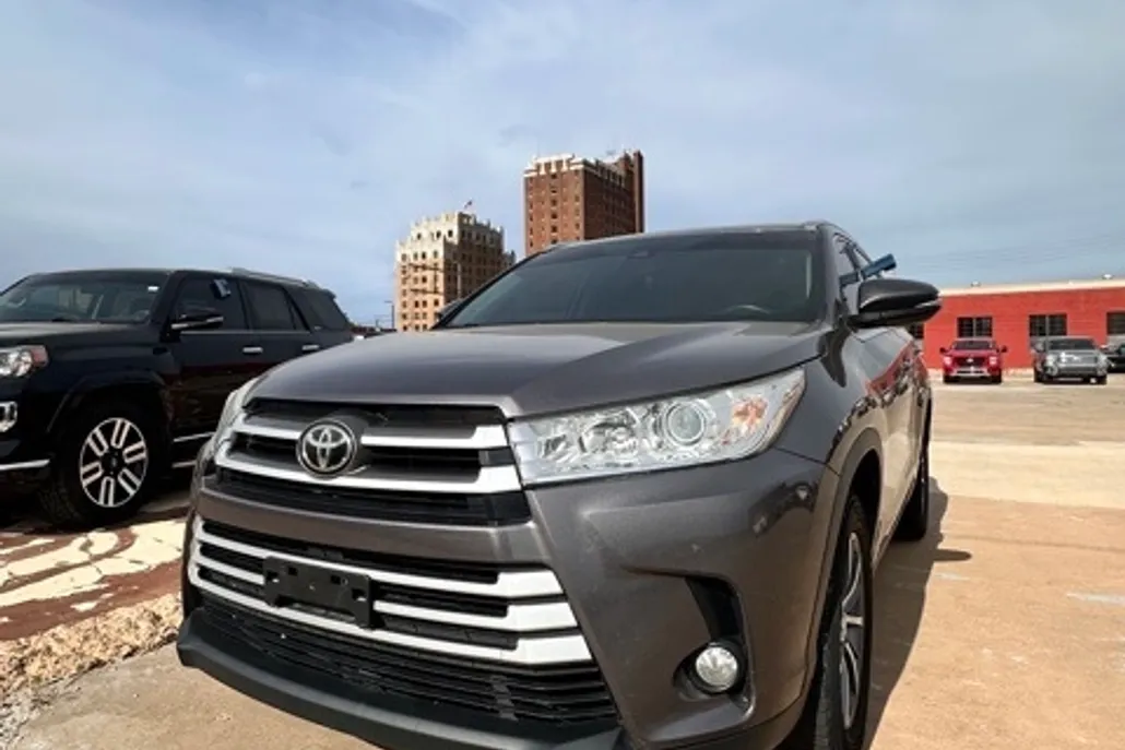 2019 Toyota Highlander SE photo 1